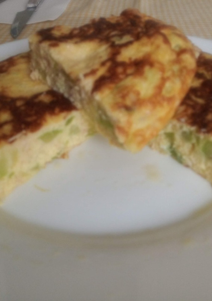 Una foto de Tortilla de calabacín con atún y queso