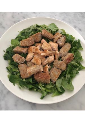 Foto di Bocconcini di tonno e salmone in crosta di sesamo su letto di valeriana 🐟🥗
