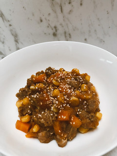 Una foto de Goulash de carne con zanahoria 🥕 y mazorca 🌽🤍