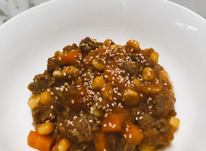Una foto de Goulash de carne con zanahoria 🥕 y mazorca 🌽🤍