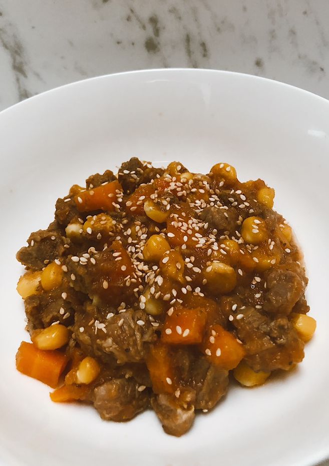 Una foto de Goulash de carne con zanahoria 🥕 y mazorca 🌽🤍