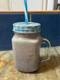 Licuado proteico de banana y arándanos