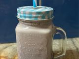 Licuado proteico de banana y arándanos