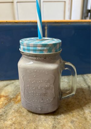 Una foto de Licuado proteico de banana y arándanos