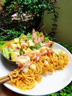 Hình của món Mì gói kèm salad trái bơ.