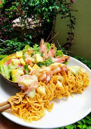 Hình của món Mì gói kèm salad trái bơ.