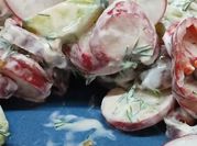 Una foto de ensalada de pepino y eneldo