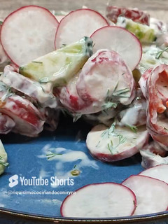 Una foto de Ensalada de rabanitos, pepino y tomate