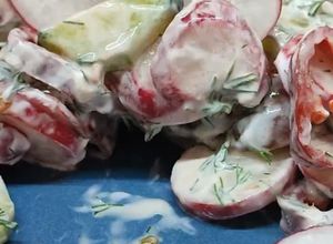 Foto principal de Ensalada de rabanitos, pepino y tomate