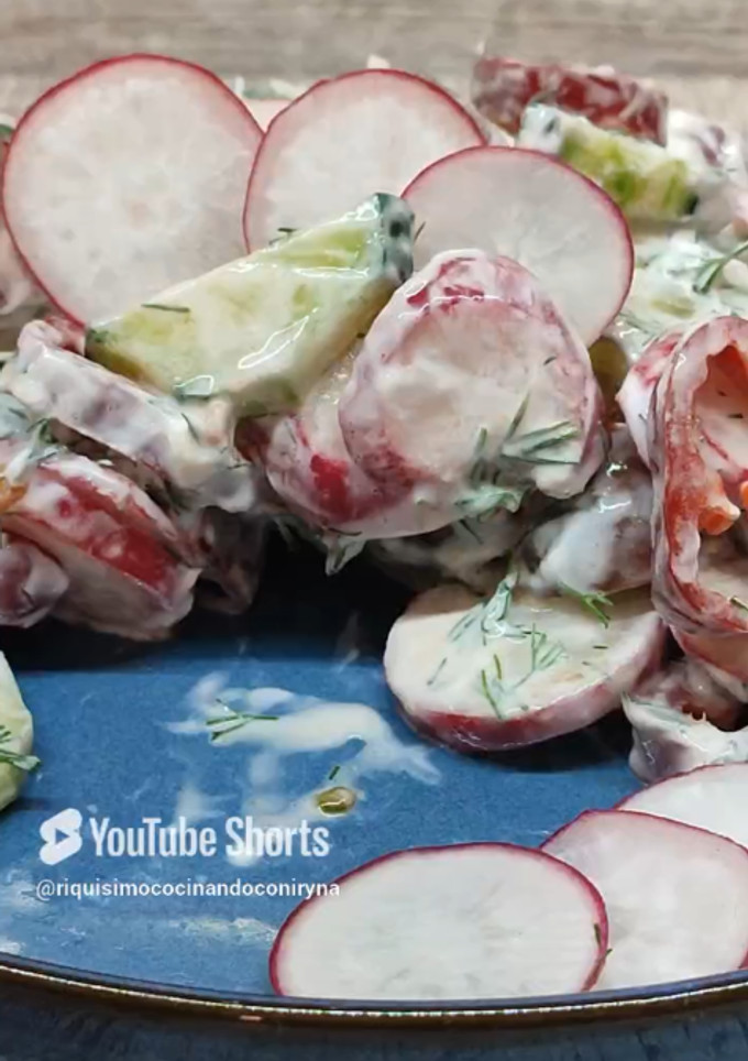 Una foto de Ensalada de rabanitos, pepino y tomate