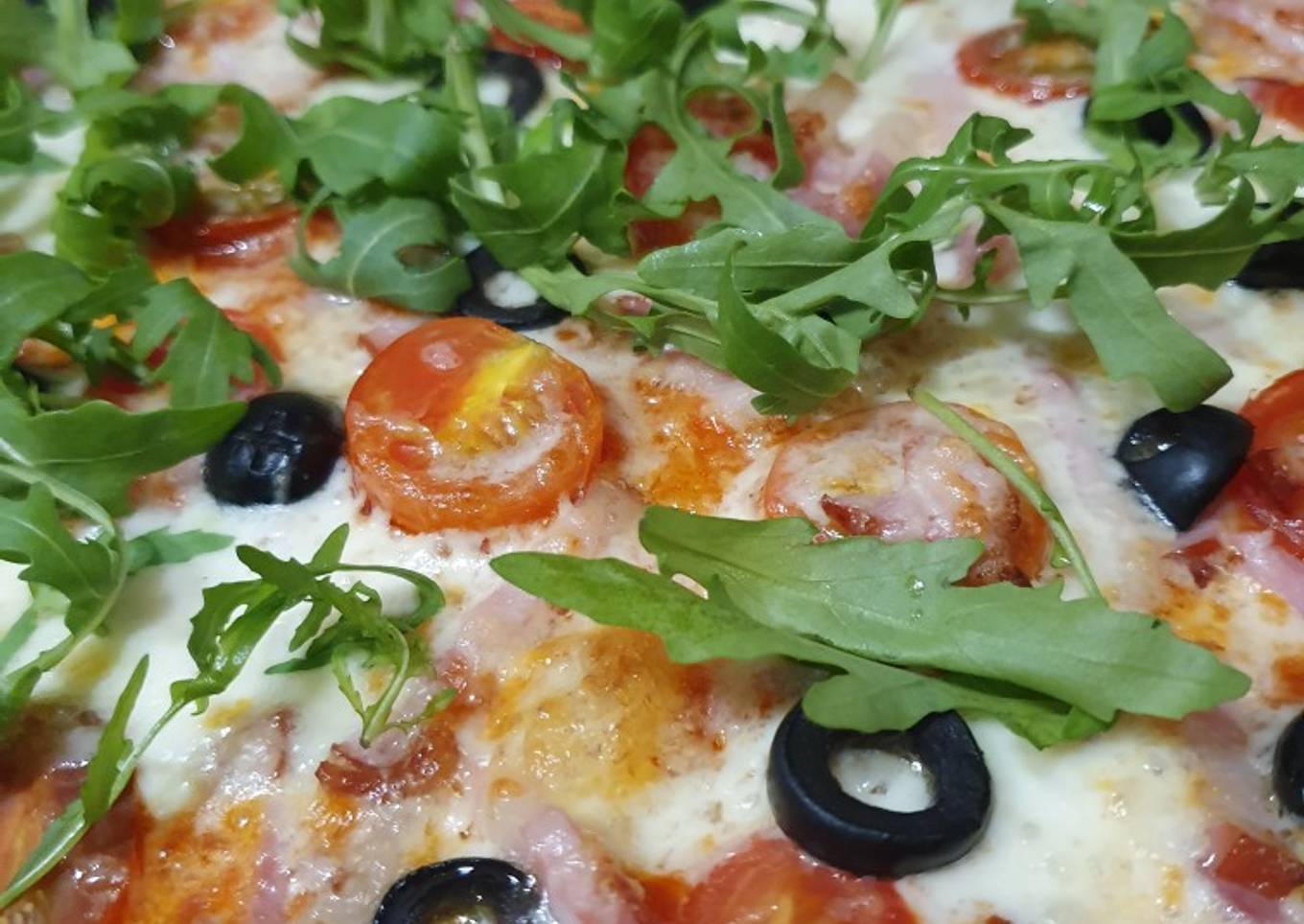 Pizza de cherries, mozzarella, bacon y olivas