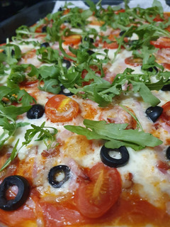 Una foto de Pizza de cherries, mozzarella, bacon y olivas