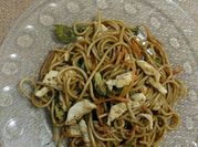 Una foto de spaguetti teriyaki