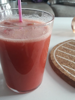 Una foto de Infusión detox de frutos rojos y mango