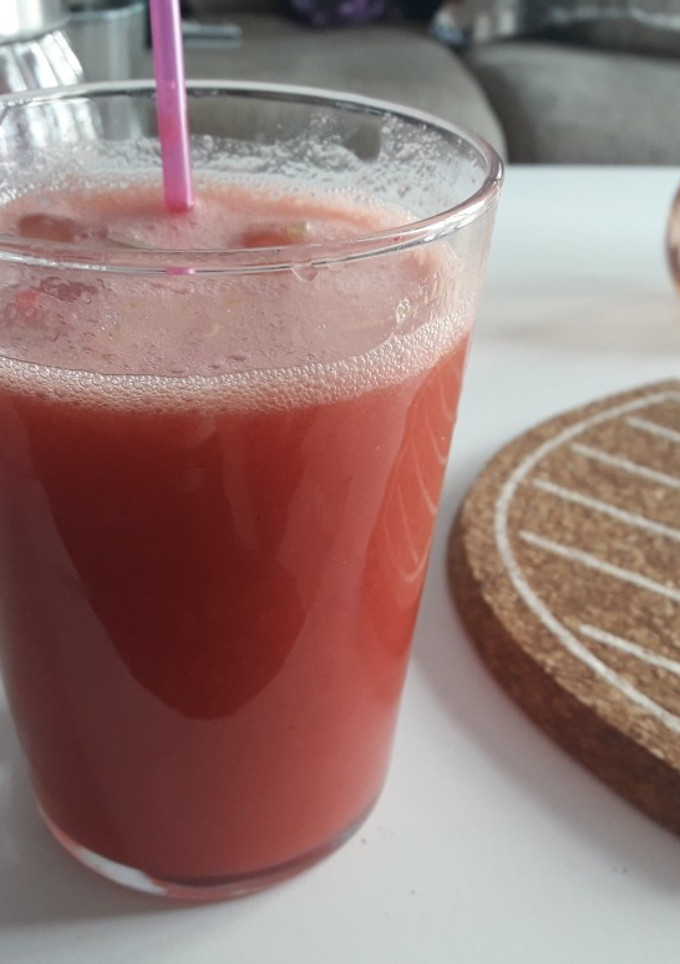 Una foto de Infusión detox de frutos rojos y mango