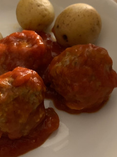 Una foto de Albóndigas rellenas de queso con salsa de tomate en Lékué