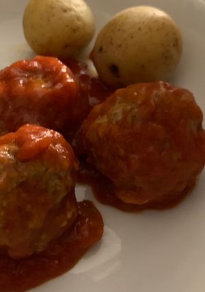 Una foto de Albóndigas rellenas de queso con salsa de tomate en Lékué