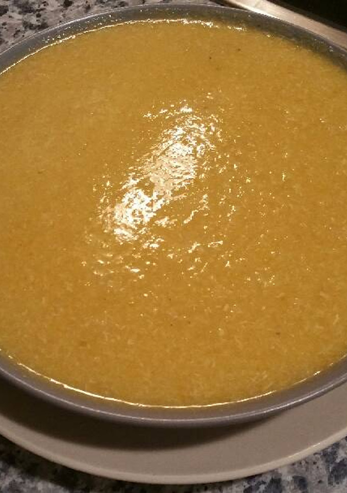 Una foto de Sopa de pollo y verduras