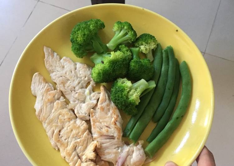 Langkah Mudah untuk Membuat Grilled Chicken with Broccoli and Green Beans (Dada Ayam Bakar) yang Menggugah Selera