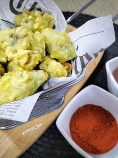 Una foto de Alcachofas en tempura de azafrán al pimentón con miel y Pedro Ximénez