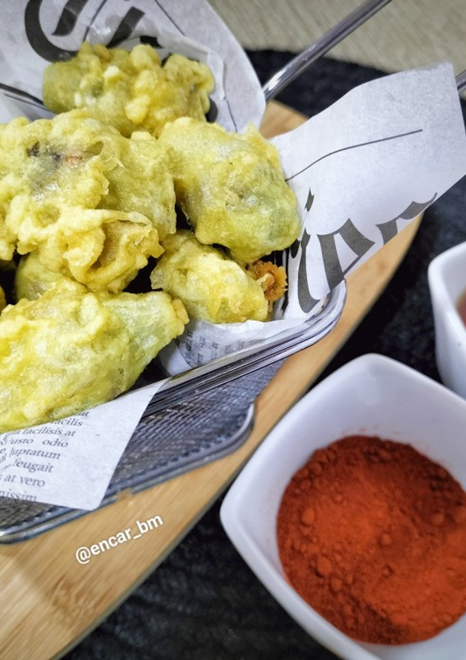 Una foto de Alcachofas en tempura de azafrán al pimentón con miel y Pedro Ximénez