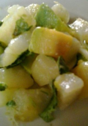 Una foto de Ensalada de chayota (guatila) y aguacate