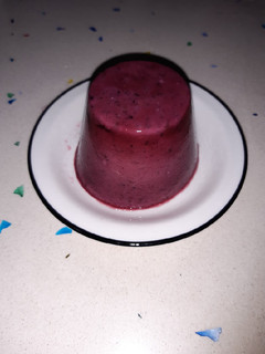 Una foto de Flan de frutos rojos Fit
