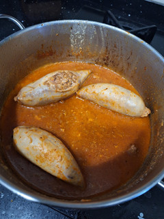 Una foto de Calamares rellenos en salsa