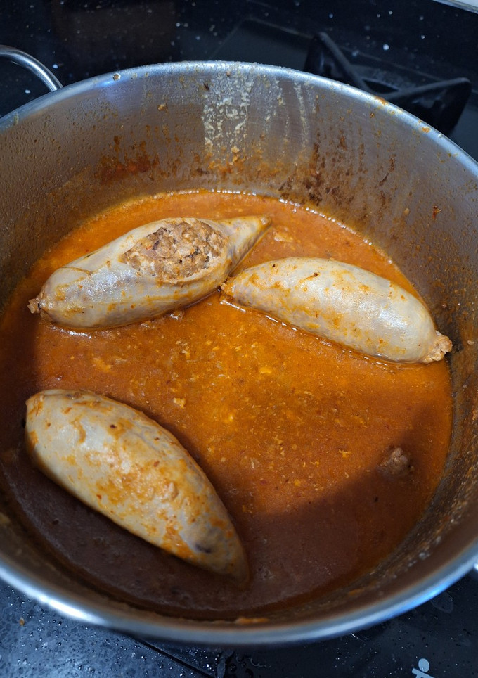 Una foto de Calamares rellenos en salsa