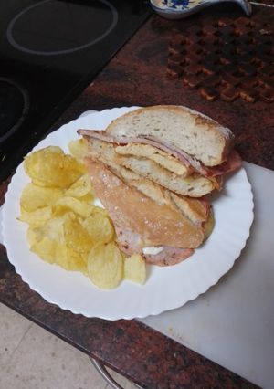 Una foto de Bocadillo de lomo con tortilla francesa, tomate asado y alioli