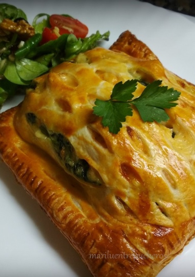 Una foto de Hojaldre de salmón y langostinos