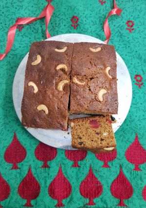 A picture of Christmas plum cake.