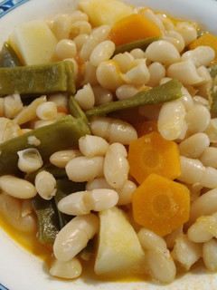 Una foto de Alubias con verduras