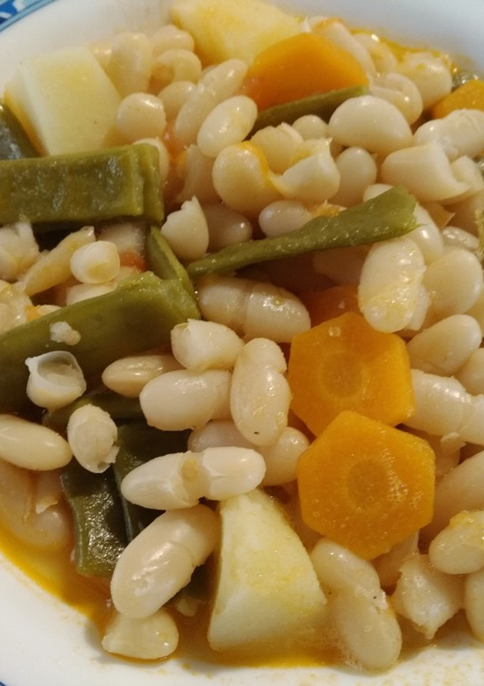 Una foto de Alubias con verduras