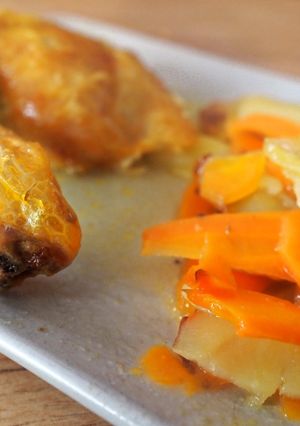 Une photo de Poulet rôti à la rôtissoire avec plat au four