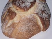 Una foto de pan de muerto con manteca