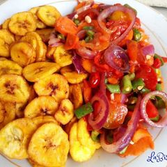 Plantain chips with sauce A picture of Plantain chips with sauce.