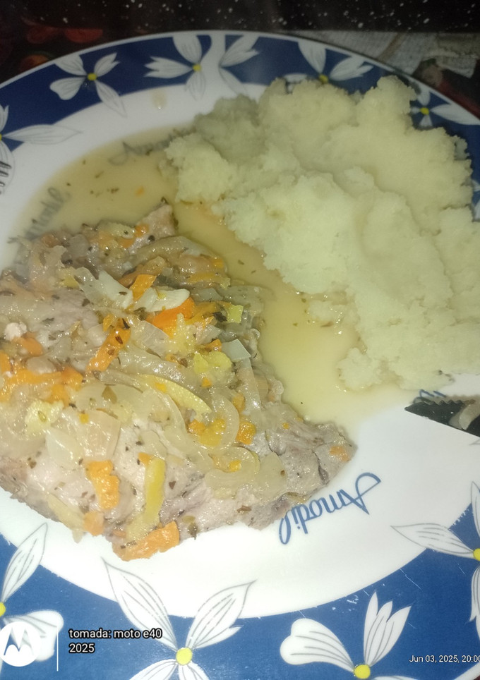 Una foto de Costeletitas de cerdo al pomelo con puré de papas