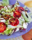 Ensalada de fresas en su jugo y kikos