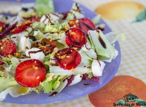 Una foto de Ensalada de fresas en su jugo y kikos