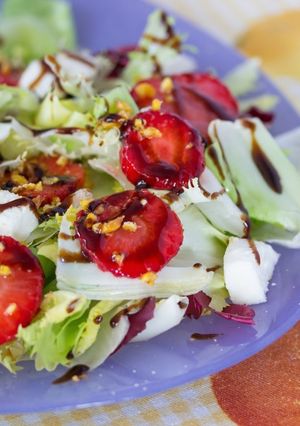 Una foto de Ensalada de fresas en su jugo y kikos