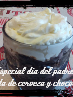 Una foto de Tarta de cerveza y chocolate. Especial dia del padre