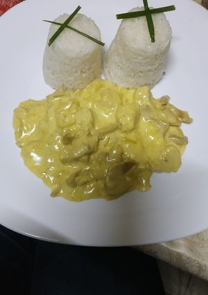 Una foto de Strogonoff de pollo al curry