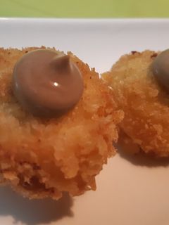 Una foto de Croquetas del corral con alioli de ajo negro