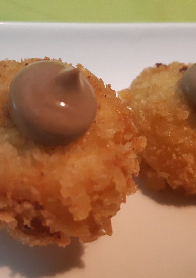 Una foto de Croquetas del corral con alioli de ajo negro