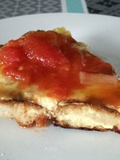 Una foto de Tortilla de pan y salsa de tomate