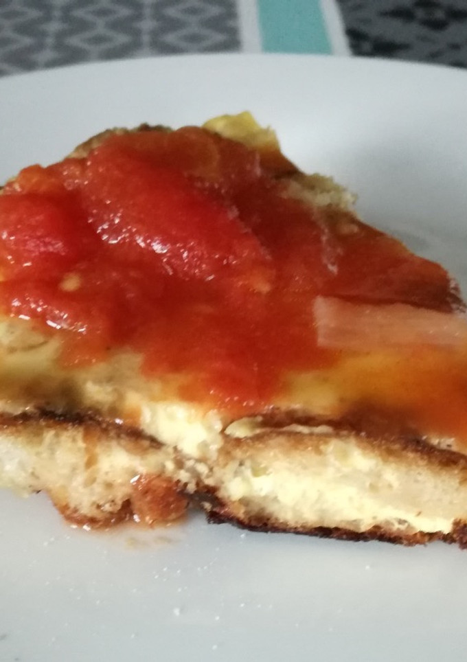 Una foto de Tortilla de pan y salsa de tomate