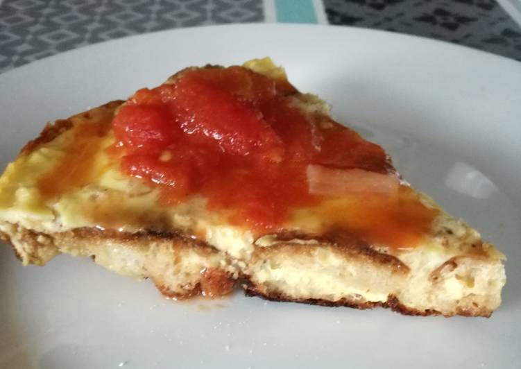 Tortilla de pan y salsa de tomate