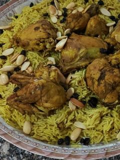 صورة لوصفة كبسة دجاج بالزبيب الاسود🙂‍↔️