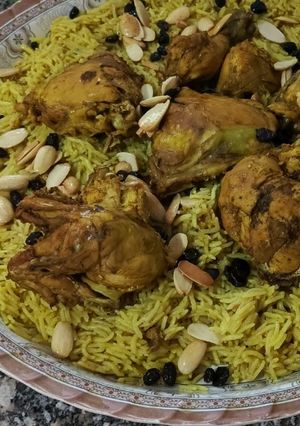 صورة لوصفة كبسة دجاج بالزبيب الاسود🙂‍↔️
